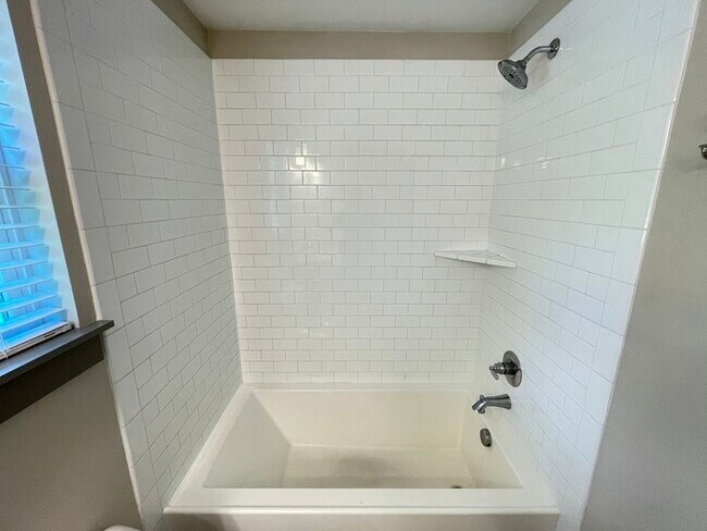 Building Photo - Bristol Creek 2 bedroom unit with fenced p...