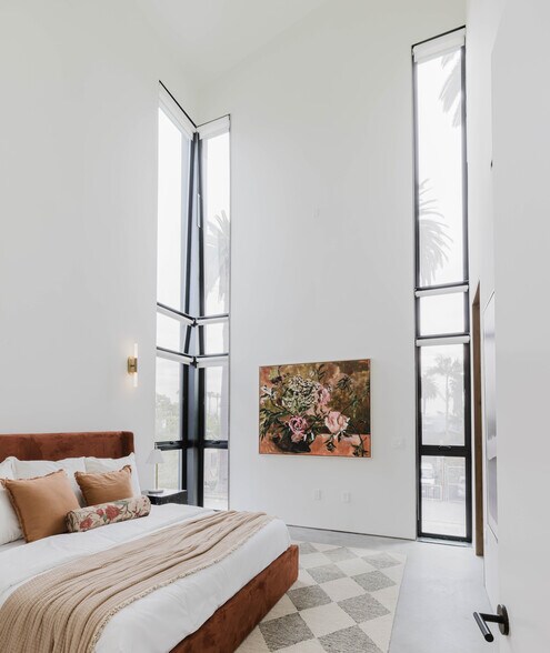 Building Photo - 2855 S Sycamore Ave