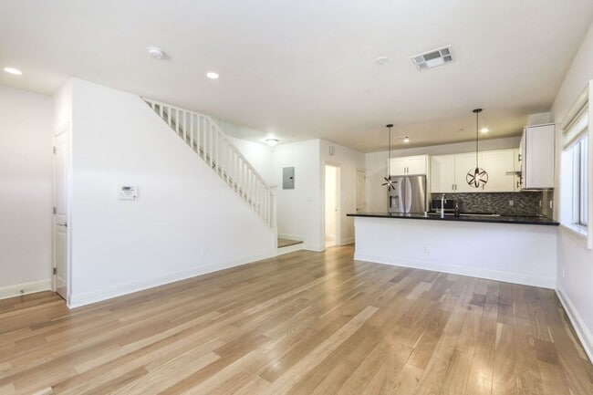 Building Photo - Open and Bright 2 bed/ 1.5 bath town-home ...