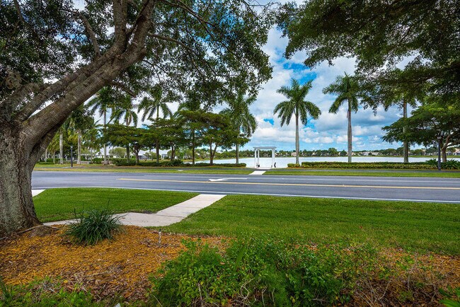 Building Photo - 1975 Oak Berry Cir