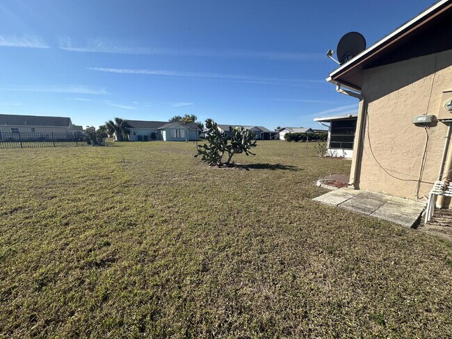Building Photo - Charming 2-Bed, 2-Bath Retreat in Port Charlotte!