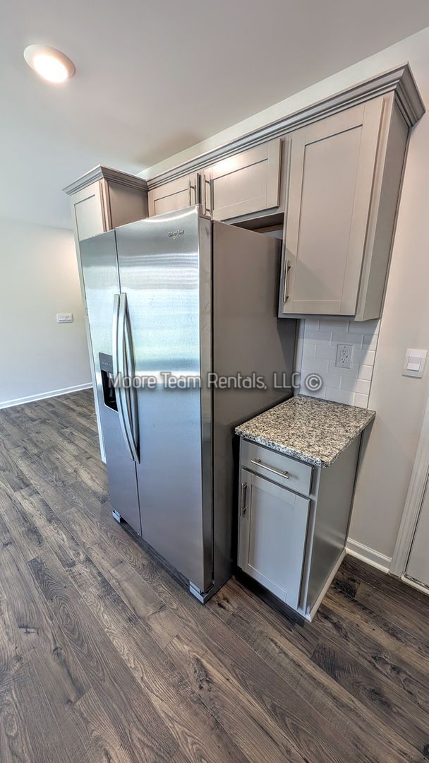 Building Photo - *** MOVE IN SPECTIAL *** Elegant New 3BR T...