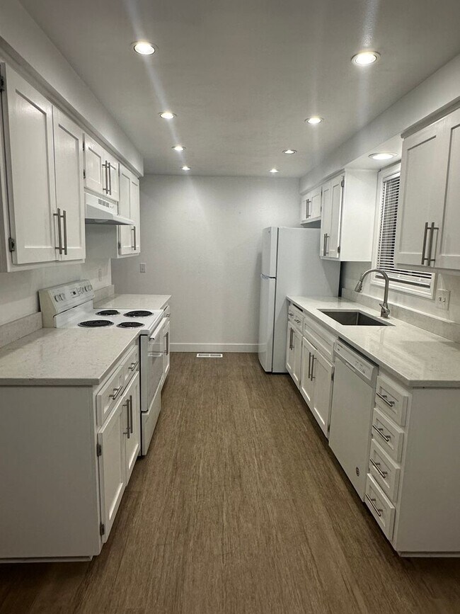 Building Photo - Beautiful 3 bedroom 2 bath house in Eugene!  $500 OFF YOUR FIRST MONTH'S RENT!