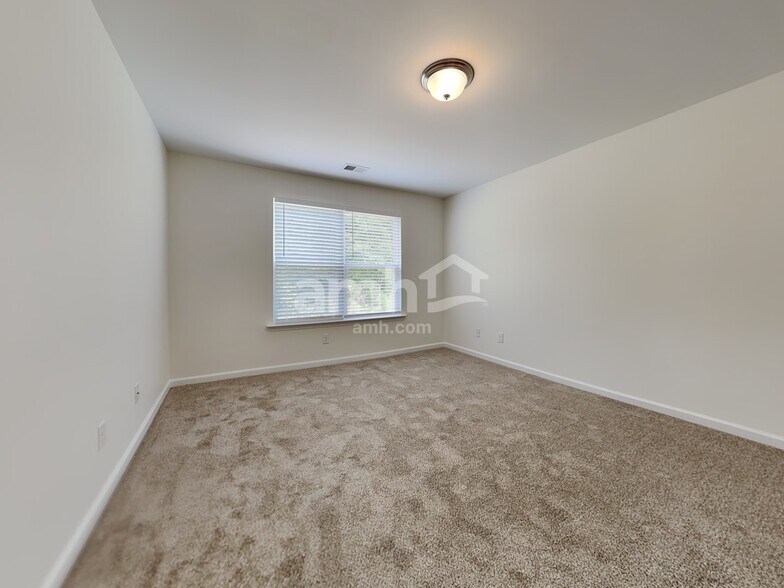 Building Photo - 215 Bellflower Cir