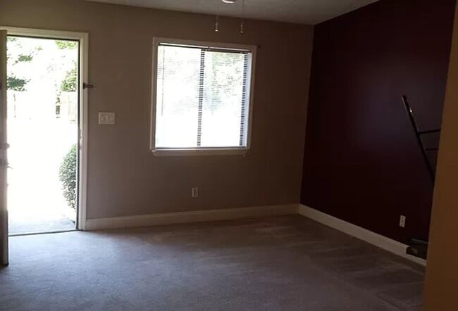 Building Photo - 1 bedroom 1 bath townhouse! Off of Tharpe st! Available now!