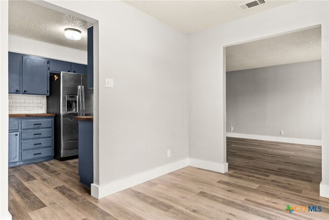 Building Photo - 2606 Lake Rd