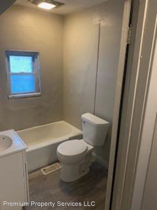 Building Photo - 3 br, 1 bath House - 1121 Oak Street