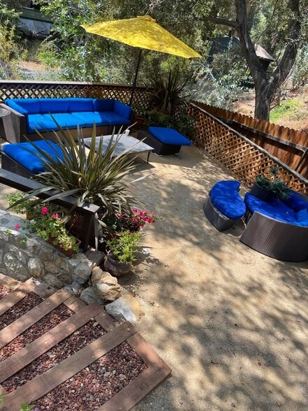 Building Photo - 932 Old Topanga Canyon Rd