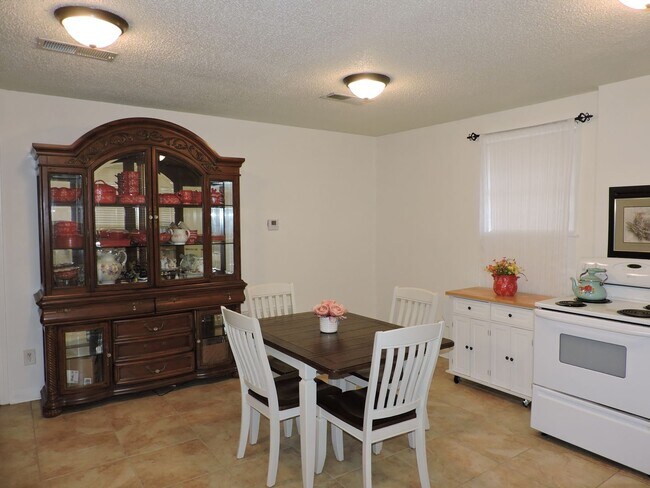 Building Photo - Convenient location!