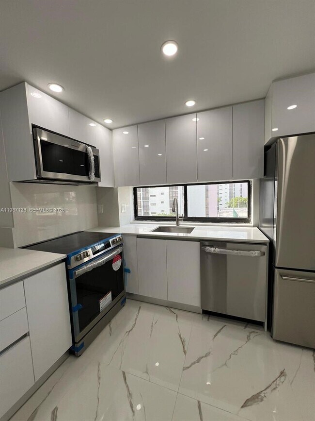 Building Photo - 16909 N Bay Rd