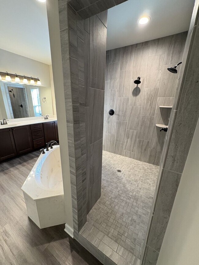 Building Photo - 2113 Metcalf Wy