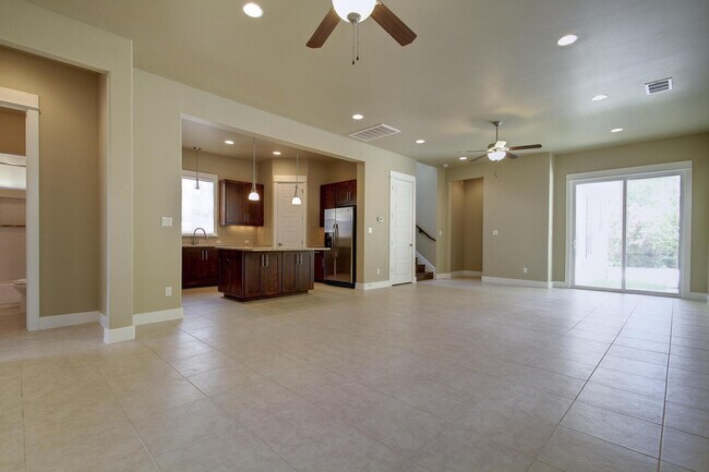 Building Photo - UT PRE-LEASE: Wood Floors, North Campus, Large Living Space, 2011 Construction, Custom High End K...