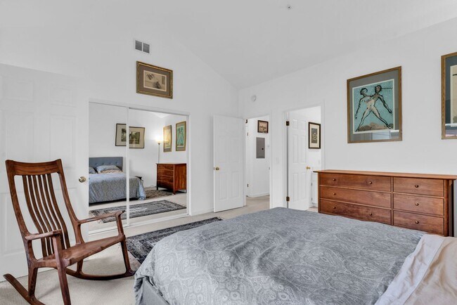 Building Photo - Quiet and Spacious 2 Bedroom Condo in Sunny Novato!