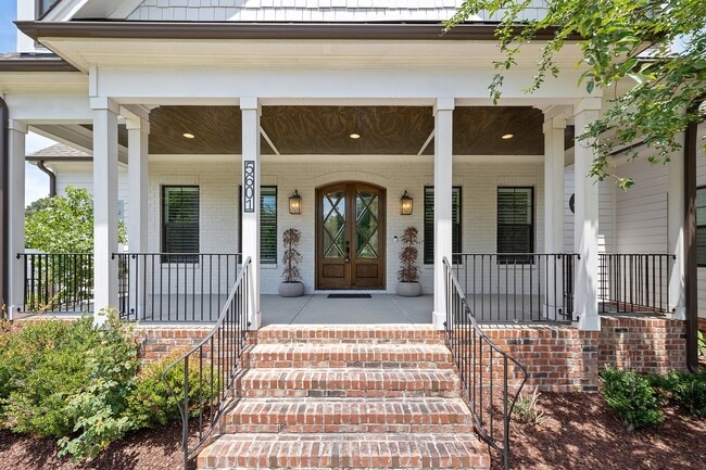 Building Photo - **Luxury 4/4 with Fenced in Yard**
