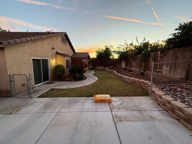 Building Photo - Beautifully Maintained 3-Bedroom Plus Offi...