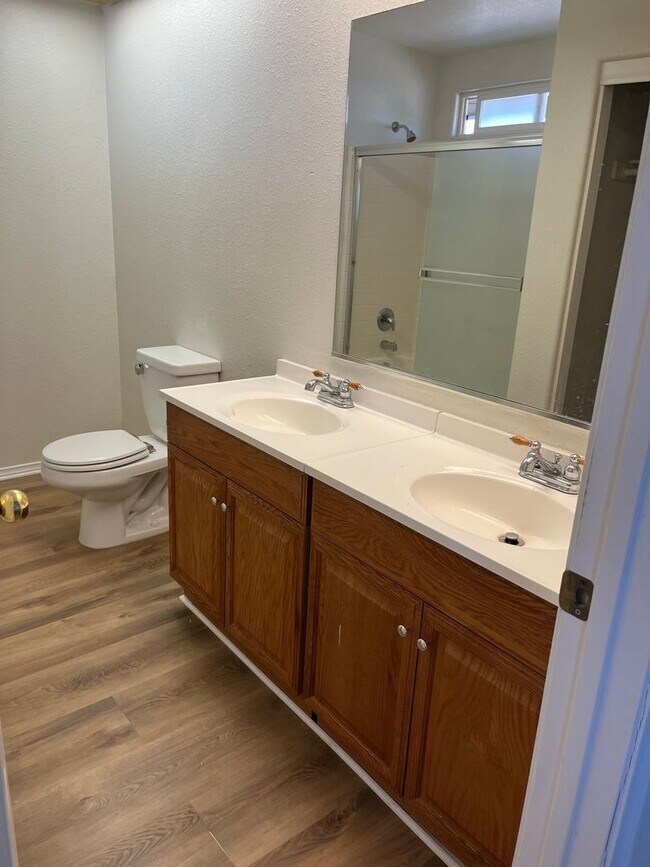 Building Photo - 3 Bedroom 2 Bathroom home Coming Soon! Available November 18, 2025!