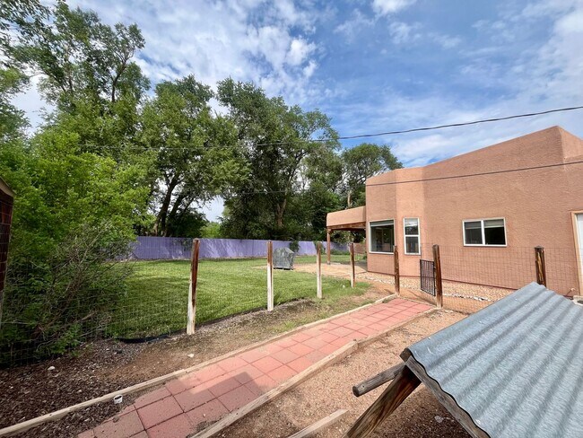 Building Photo - Gorgeous and Quiet 4 Bedroom 2.5 Bathroom ...