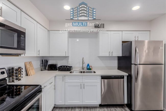 Building Photo - 515 W Pebble Beach Dr