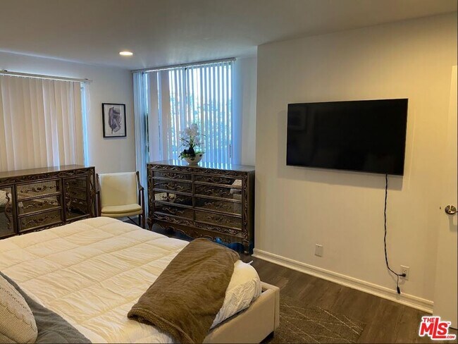 Building Photo - 7250 Franklin Ave