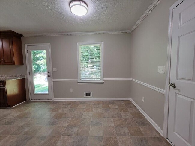 Building Photo - 2506 Windmere Dr NW