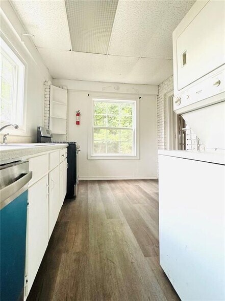 Building Photo - 52 Delmont Dr NE