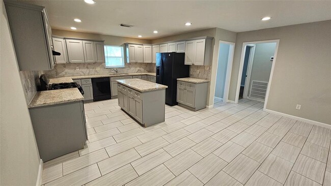 Building Photo - 5502 Chantilly Ln