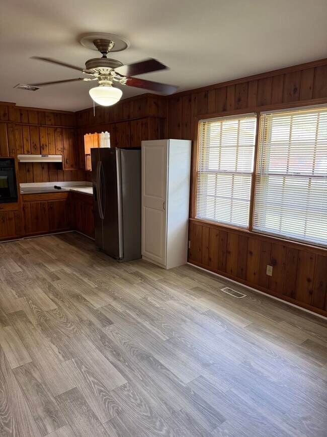 Building Photo - Charming 3-bedroom,1-bath home w/Detached garage for rent in Springfield, Tennessee.
