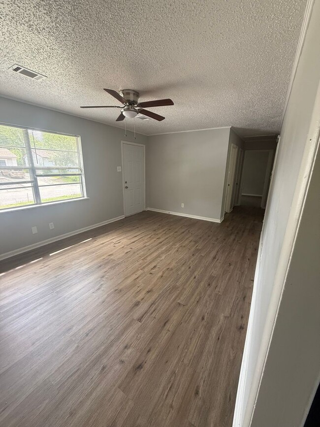 Building Photo - 9110 Woodford Dr