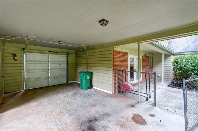 Building Photo - 2955 Delcourt Dr