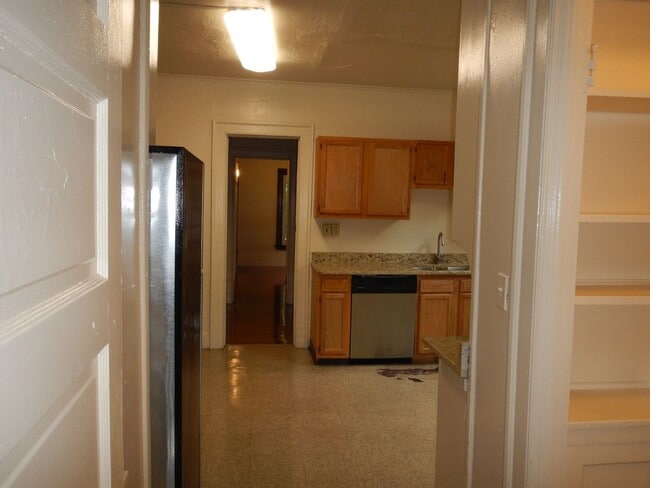 Building Photo - AVAILABLE 6/1/26 - Large House Available O...