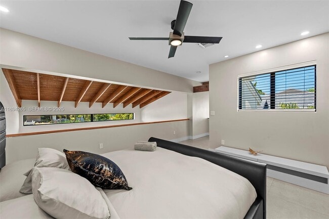 Building Photo - 207 Holiday Dr