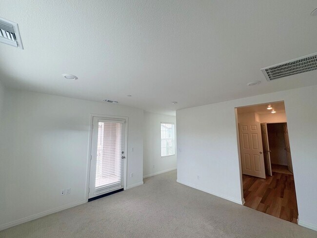 Building Photo - Beautiful Condo
