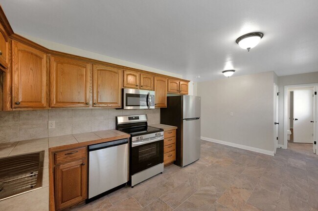 Building Photo - Comfortable 3-bedroom ranch in established...