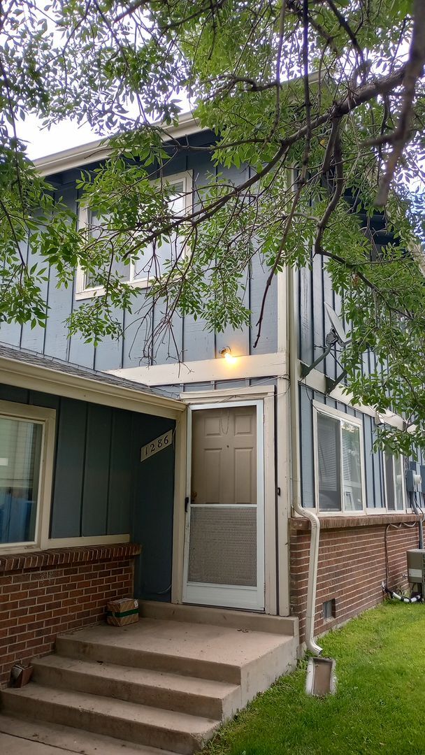 Building Photo - 2 bed, 1 Bath, 900 sqft with washer/dryer hookups and 1 car garage