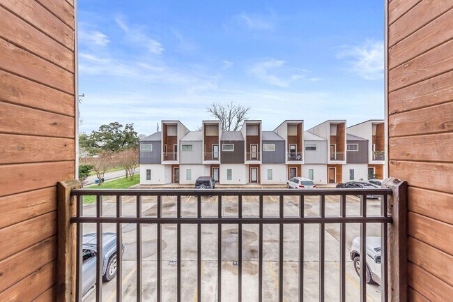 Building Photo - Modern Luxurious Lafayette Townhome for Rent (Right Across From the Oil Center)!