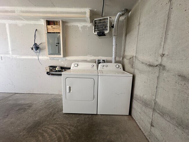 Building Photo - 3046 Anderberg Dr