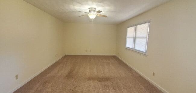 Building Photo - Spacious Home Ready For Move In