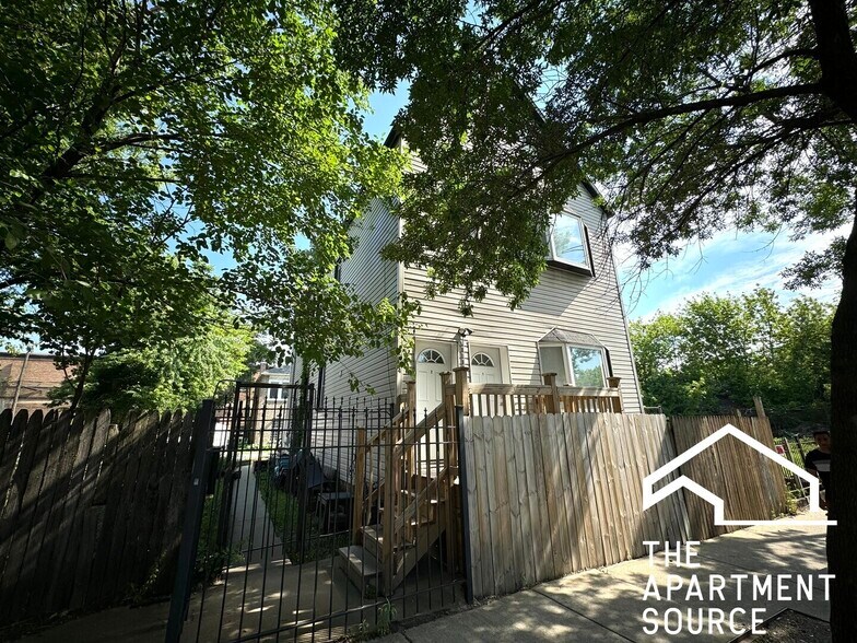 Building Photo - 3904 W Armitage Ave