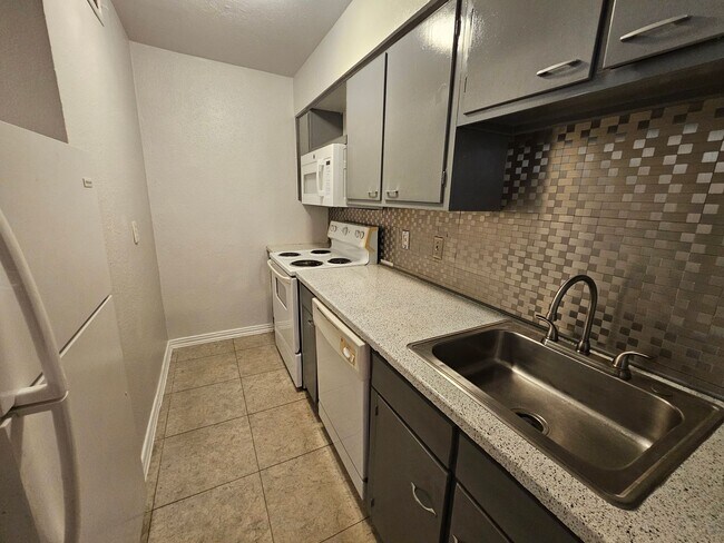 Building Photo - PARK LANE TOWNHOMES!