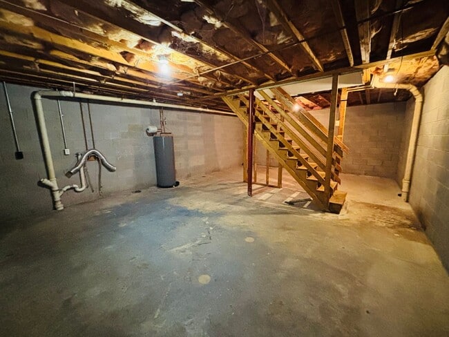 Building Photo - 3 Bedroom, 1.5 Bath Townhouse