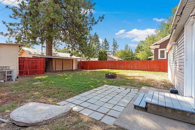 Building Photo - Charming 2 Bed, 1 Bath Rancher w/ Garage!
