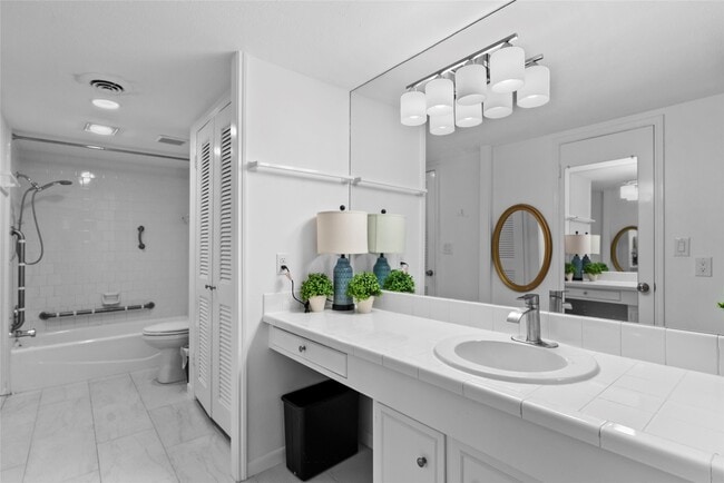 Building Photo - 604 S Ripple Creek Dr