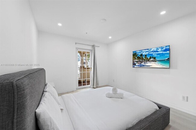 Building Photo - 1415 Sunset Harbour Dr