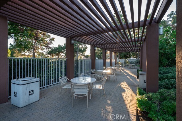 Building Photo - 3 Almador