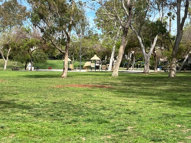 Building Photo - Villa La Jolla
