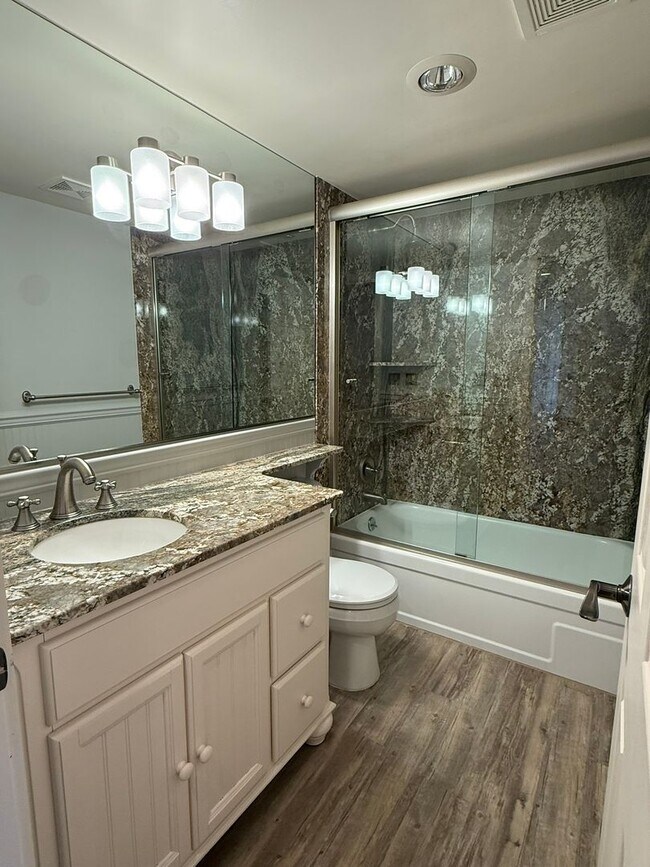 Building Photo - 2bd/1.5ba Kirkland Condo