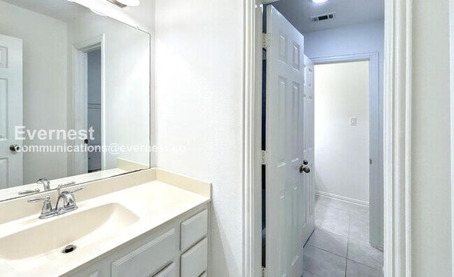 Building Photo - 4811 Sunset Park Ln