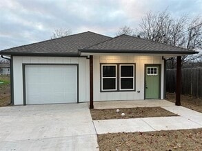 Building Photo - 402 N Elliott Ave