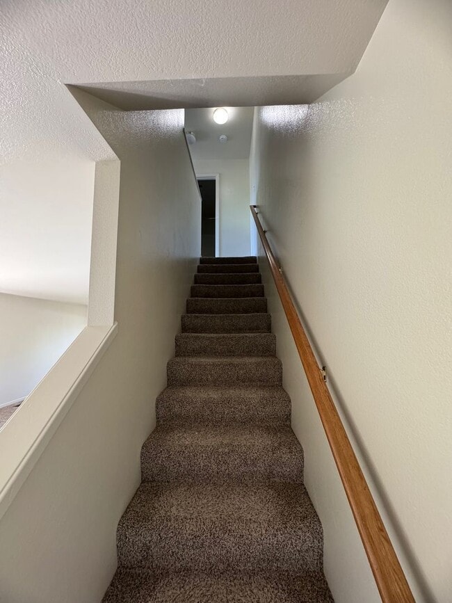 Building Photo - Charming 3 bedroom 1.5 bathroom Two story Town House with an attached garage.