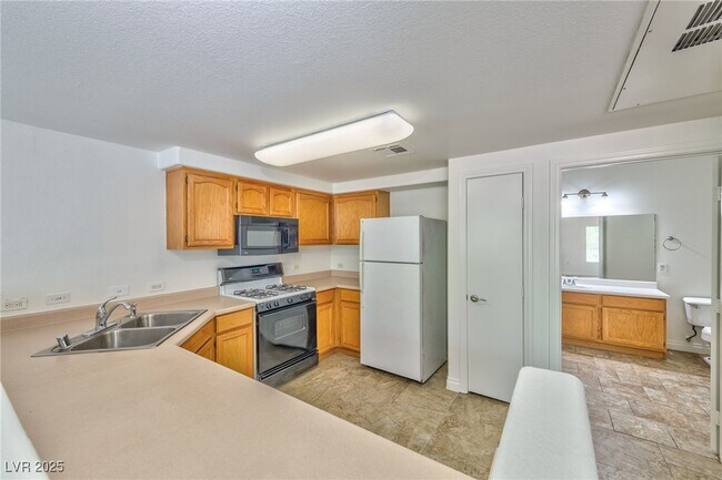 Building Photo - 3400 Cabana Dr